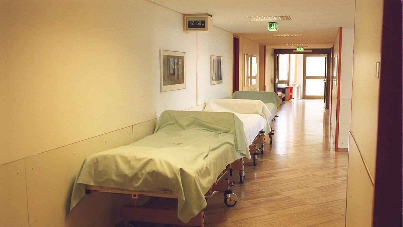 Ein Krankenhausgang mit Betten: In Hagen ist ein Mann dem Coronavirus erlegen (Symbolbild).