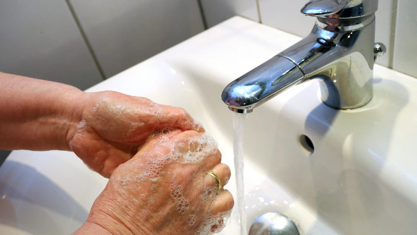 Hände waschen: Unter dem Wasserhahn befindet sich ein kleines Loch, das zwei wichtige Funktionen hat.