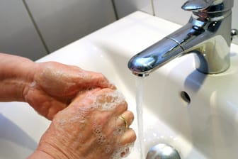 Hände waschen: Unter dem Wasserhahn befindet sich ein kleines Loch, das zwei wichtige Funktionen hat.