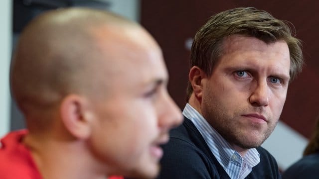 Markus Krösche (r) ist der Sportdirektor von RB Leipzig.