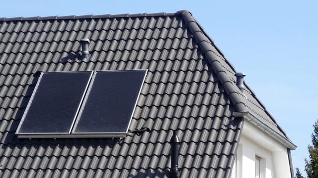 Sollten die Erträge der Solarkollektoren nach dem Winter niedriger sein, könnte das an möglichen Schäden der Solarthermieanlage liegen.