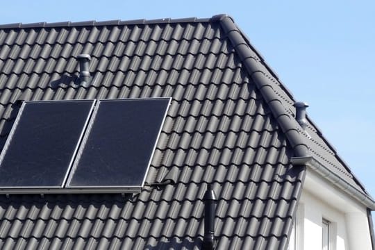 Sollten die Erträge der Solarkollektoren nach dem Winter niedriger sein, könnte das an möglichen Schäden der Solarthermieanlage liegen.