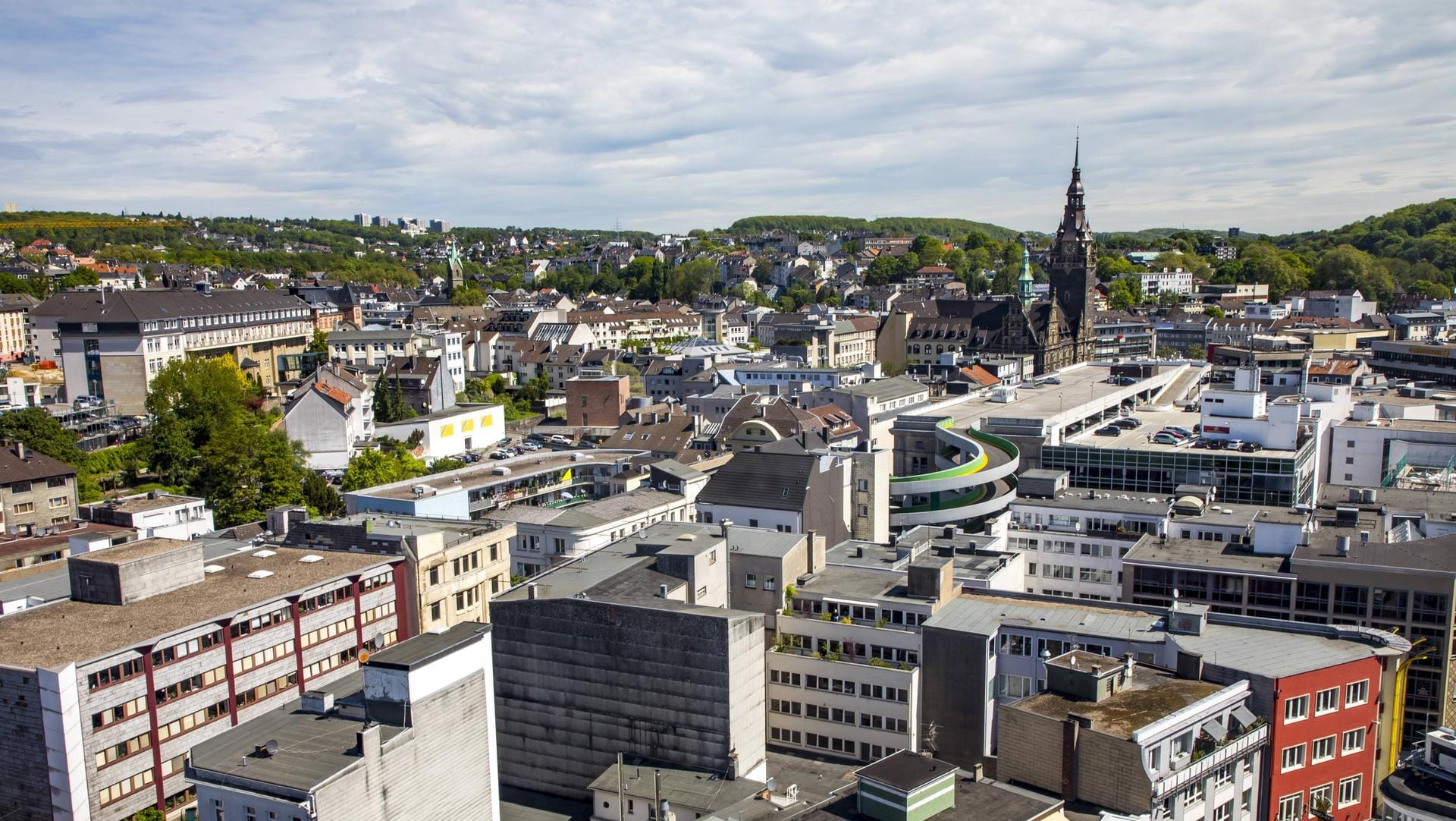 Blick über die nördliche Innenstadt in Wuppertal-Elberfeld: Das Land NRW gibt mehrere Millionen Euro zum Städtebau. Blick über die nördliche Innenstadt in Wuppertal-Elberfeld: Das Land NRW gibt mehrere Millionen Euro zum Städtebau.