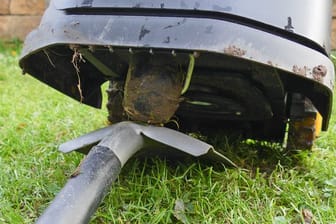 Der Test zeigte, dass herumliegende Gegenstände von Rasenrobotern "überfahren" und beschädigt werden können.