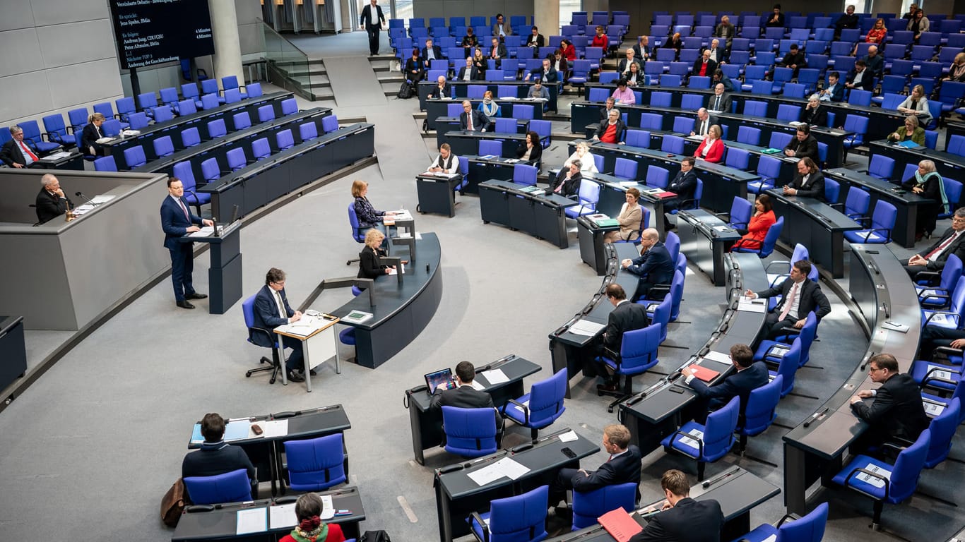 Mit reichlich Abstand: Die Sitzung des Bundestages am Mittwoch fand unter besonderen Bedingungen statt. Die Abgeordneten mussten links und rechts von sich immer zwei Plätze frei halten.
