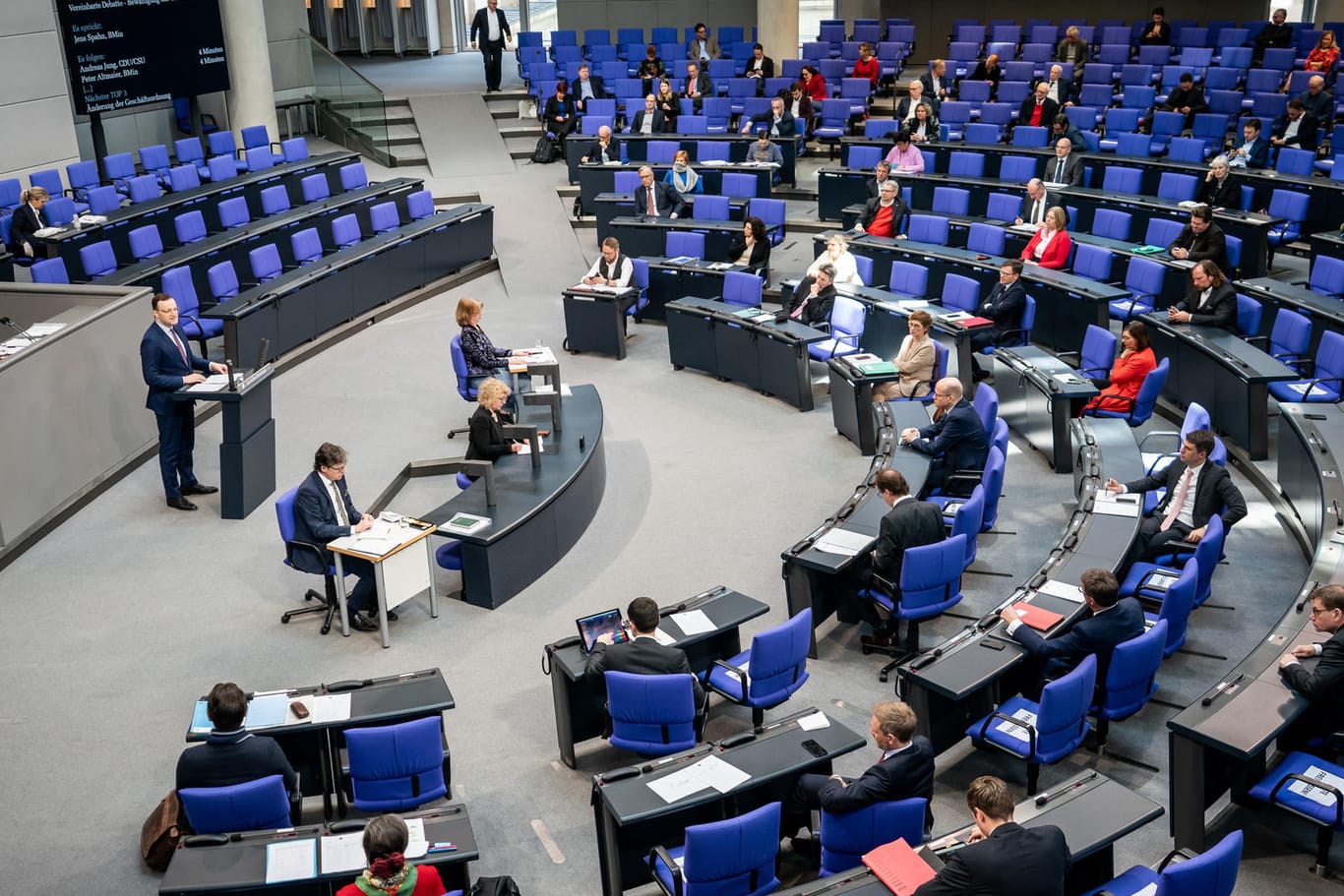 Mit reichlich Abstand: Die Sitzung des Bundestages am Mittwoch fand unter besonderen Bedingungen statt. Die Abgeordneten mussten links und rechts von sich immer zwei Plätze frei halten.