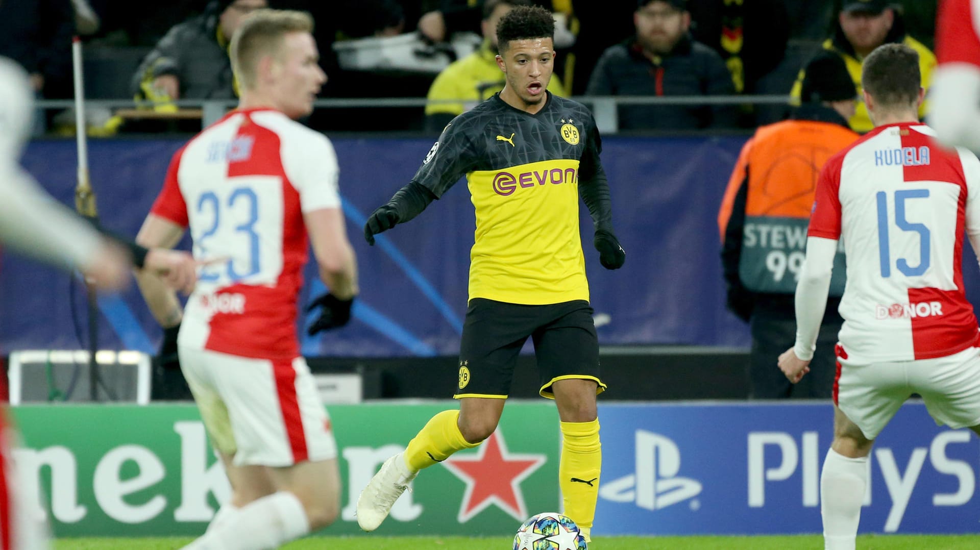 Jadon Sancho: Im Dribbling ist der Engländer kaum vom Ball zu trennen.