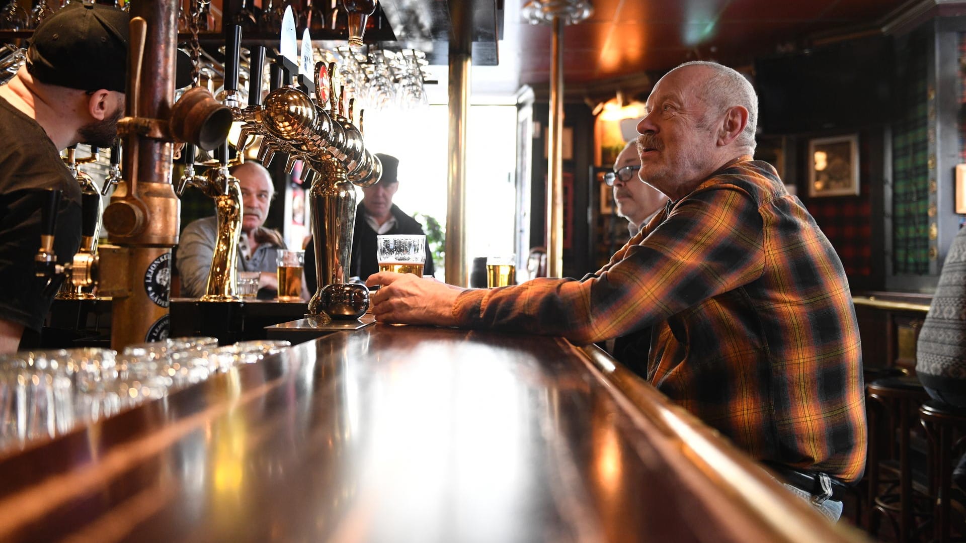 Männer sitzen im Pub: Schweden geht beim Kampf gegen die Ausbreitung des neuartigen Coronavirus weiter einen Sonderweg.