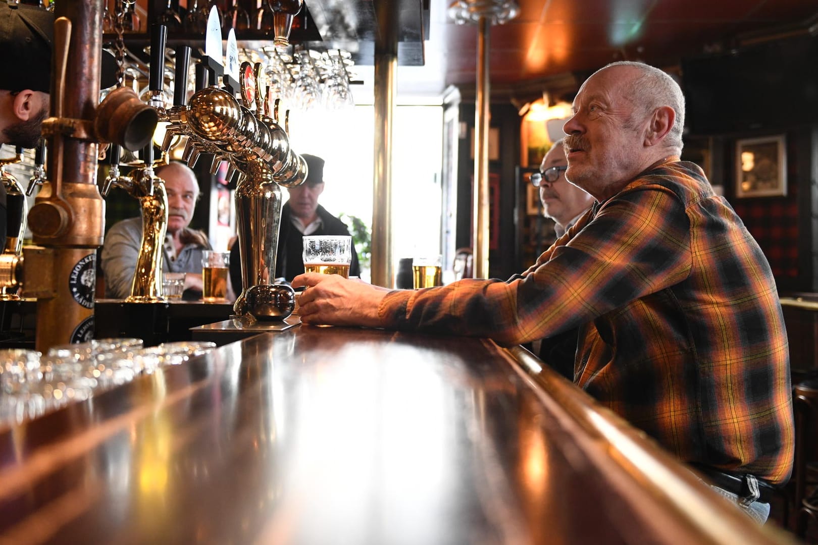 Männer sitzen im Pub: Schweden geht beim Kampf gegen die Ausbreitung des neuartigen Coronavirus weiter einen Sonderweg.