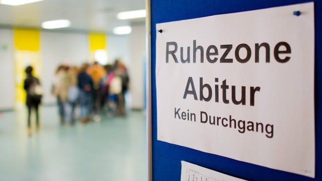 Eine Absage der Abiturprüfungen wird es nun möglicherweise in Schleswig-Holsten doch nicht geben. Eine Absage der Abiturprüfungen wird es nun möglicherweise in Schleswig-Holsten doch nicht geben.
