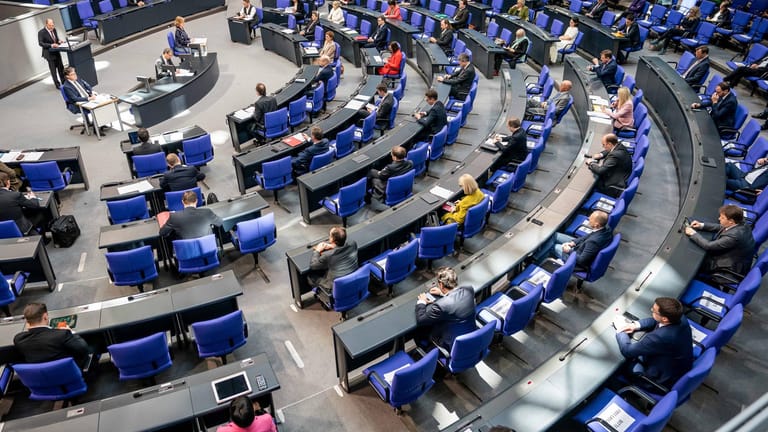 Bundestag: Das Parlament bringt ein historisches Hilfspaket gegen die Corona-Krise auf den Weg.