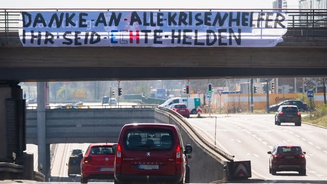 Ein "Danke an alle Krisenhelfer" am Messeschnellweg in Hannover. Ein "Danke an alle Krisenhelfer" am Messeschnellweg in Hannover.