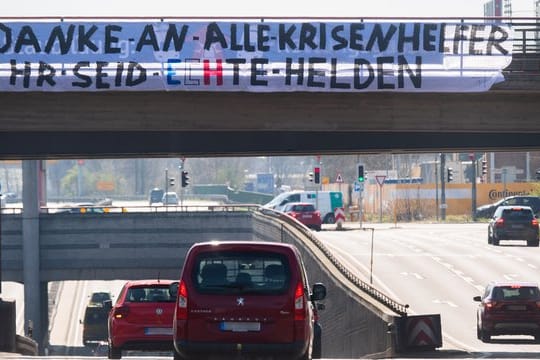 Ein "Danke an alle Krisenhelfer" am Messeschnellweg in Hannover.