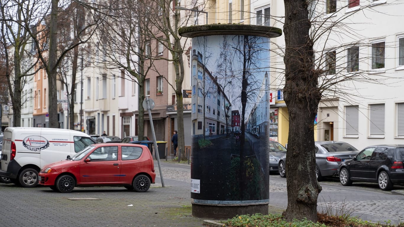 Eine bedruckte Litfaßsäule: Sie ist, wie 25 weitere in Köln, mit künstlerischen Motiven bedruckt.