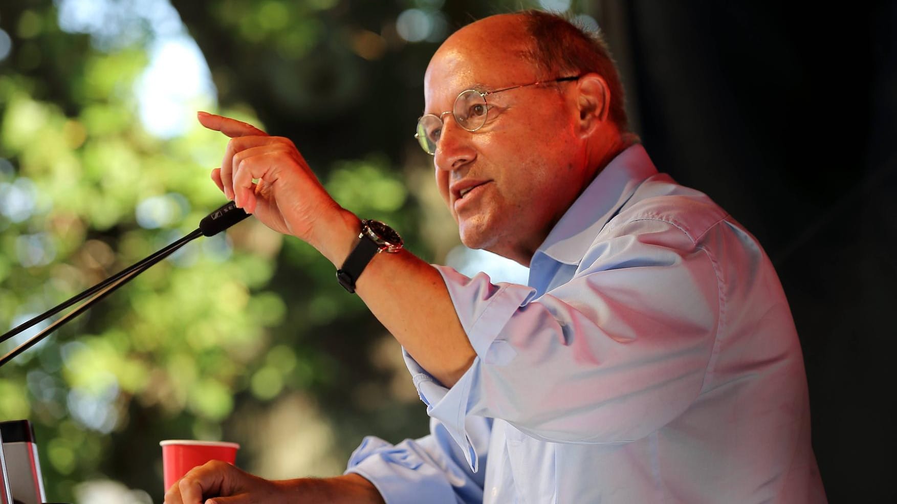 Gregor Gysi gegrüßt das Hilfspaket, das vom Bundestag beschlossen wurde. Gregor Gysi gegrüßt das Hilfspaket, das vom Bundestag beschlossen wurde.