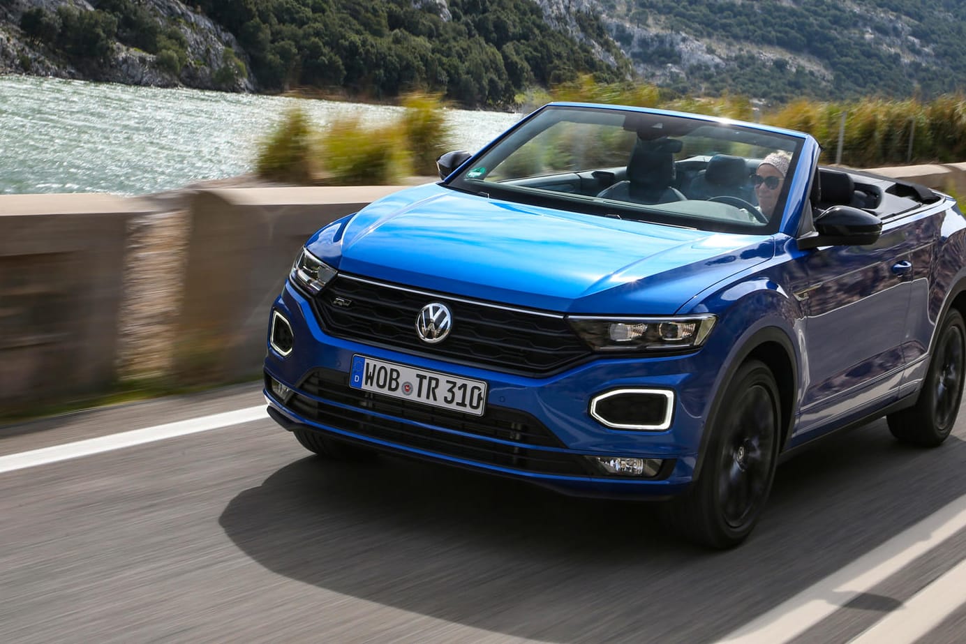 Wieder ein Cabrio: Der T-Roc mit Stoffdach füllt die Lücke, die seit dem Aus der oben offenen Beetle und Golf im VW-Modellprogramm klaffte.