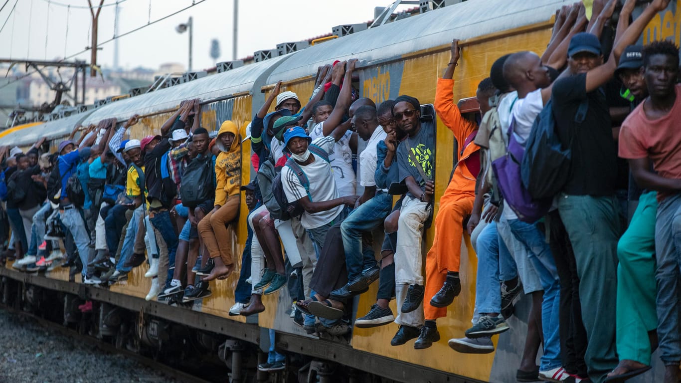 Social distancing – nahezu unmöglich: Ein überfüllter Zug in Soweoto, Südafrika.