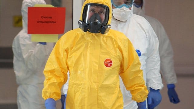 Russlands Präsient Wladimir Putin in einem Schutzanzug während seines Besuchs in einem Krankenhaus für Covid-19-Patienten außerhalb von Moskau. Russlands Präsient Wladimir Putin in einem Schutzanzug während seines Besuchs in einem Krankenhaus für Covid-19-Patienten außerhalb von Moskau.