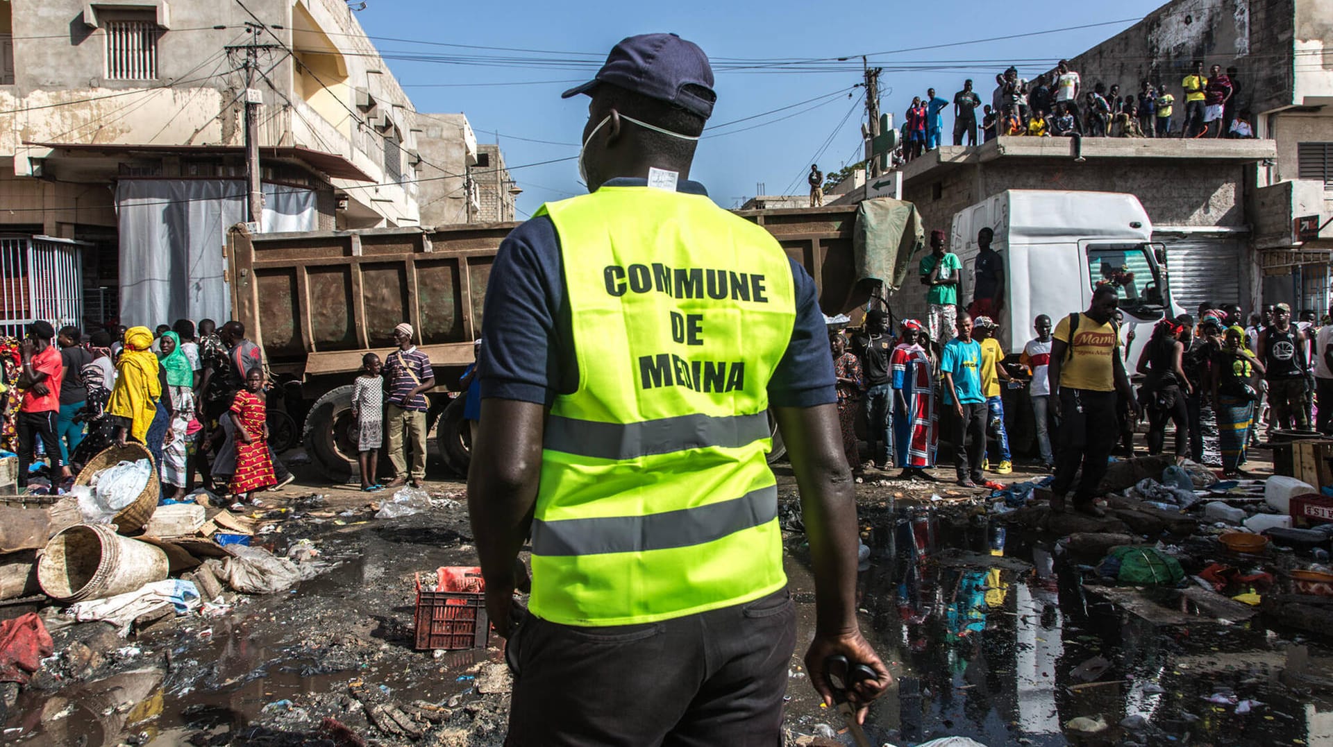 Tickende Zeitbombe: Ein städtischer Arbeiter im Bezirk Medina in Dakar, der Hauptstadt des Senegal. Dort wurde zuvor ein Markt zerstört um die Ausbreitung des Coronavirus zu unterbinden.