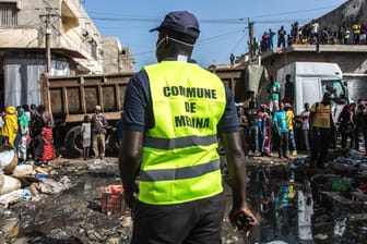 Tickende Zeitbombe: Ein städtischer Arbeiter im Bezirk Medina in Dakar, der Hauptstadt des Senegal. Dort wurde zuvor ein Markt zerstört um die Ausbreitung des Coronavirus zu unterbinden.
