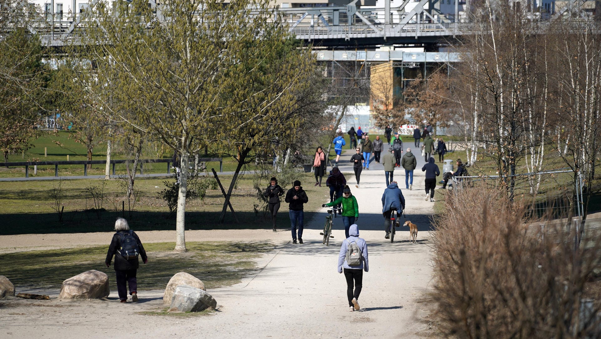 Blick auf dem Park am Gleisdreieck in Berlin: Hier waren auch am Mittwoch trotz der Coronavirus-Pandemie zahlreiche Personen unterwegs.