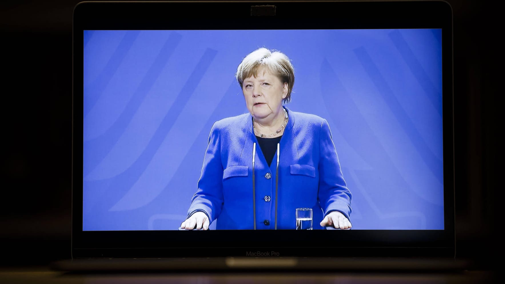 Angela Merkel: Zurzeit kann sie nur per Video mit ihren Kollegen kommunizieren. Die Bundeskanzlerin befindet sich in häuslicher Quarantäne. Angela Merkel: Zurzeit kann sie nur per Video mit ihren Kollegen kommunizieren. Die Bundeskanzlerin befindet sich in häuslicher Quarantäne.