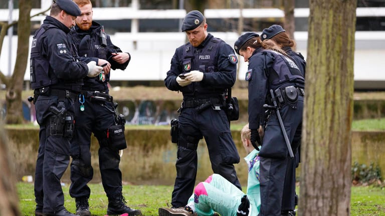 Personenkontrolle: Die Polizei in Deutschlands Großstädten räumt mit Gerüchten auf, gezielt auf andere Menschen spuckende und hustende Jugendliche könnten ein Problem sein. Es sind kaum Fälle bekannt.