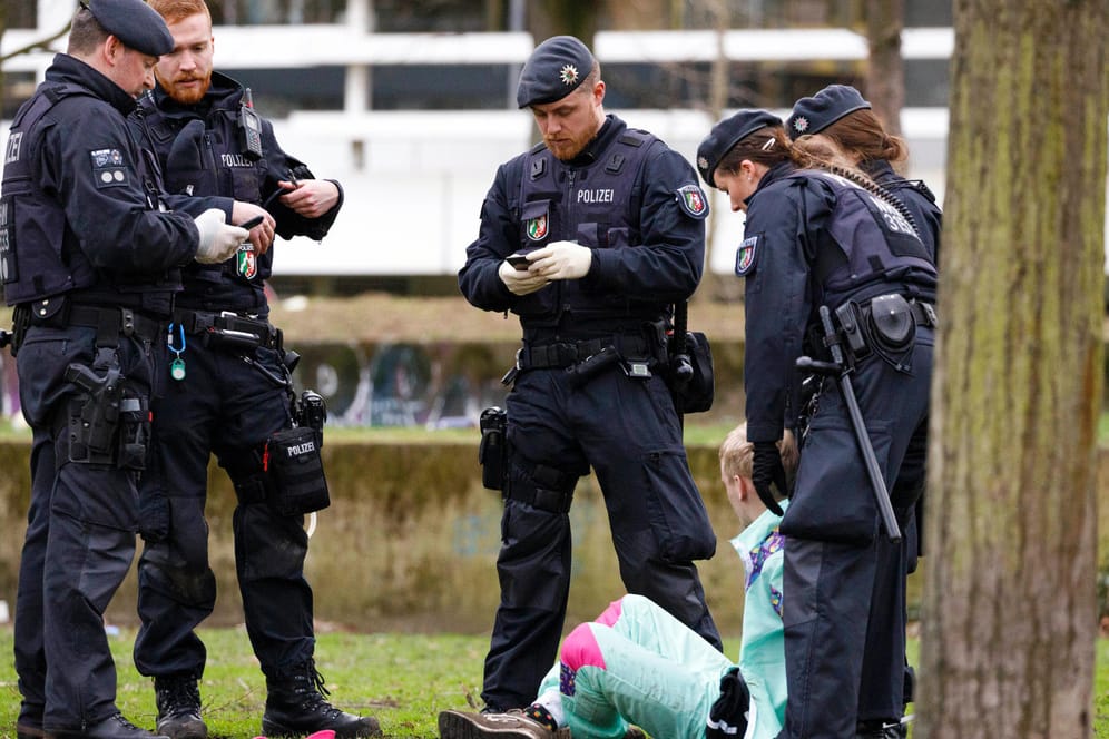Personenkontrolle: Die Polizei in Deutschlands Großstädten räumt mit Gerüchten auf, gezielt auf andere Menschen spuckende und hustende Jugendliche könnten ein Problem sein. Es sind kaum Fälle bekannt.