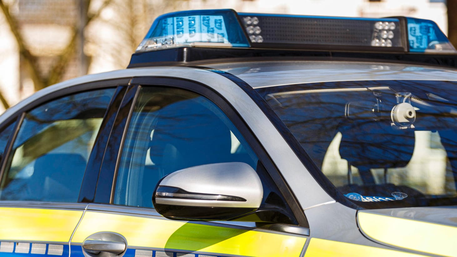 Ein Einsatzfahrzeug der Polizei: In Hessen wurde bei einem Streit in einem Supermarkt ein Mann verletzt. (Symbolfoto)