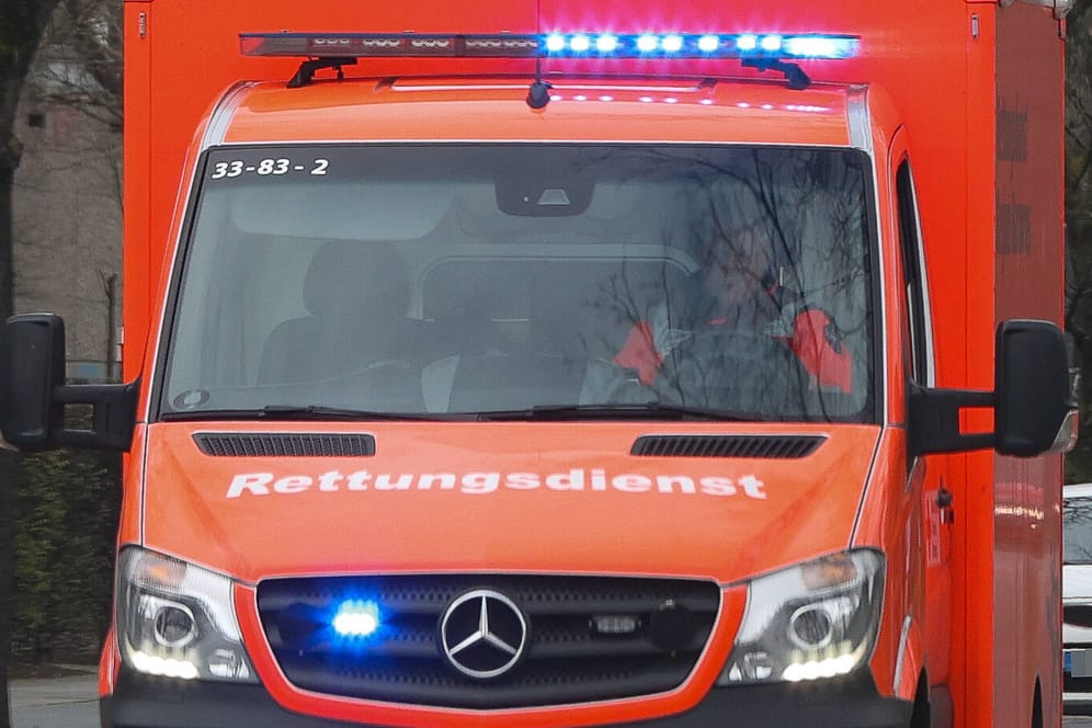 Rettungswagen im Einsatz: Im Münsterland konnte ein schwer verletztes Kind mit vereinten Kräften geborgen werden. (Symbolfoto)
