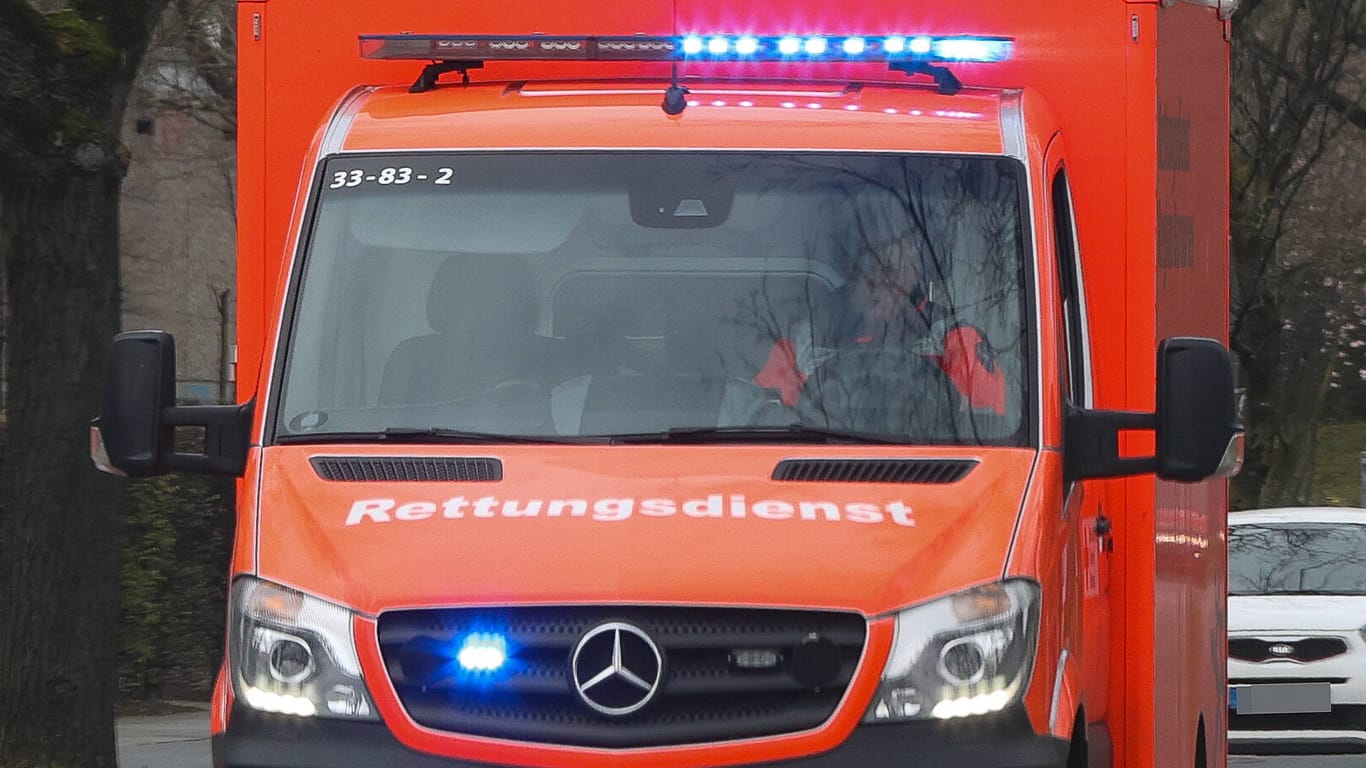 Rettungswagen im Einsatz: Im Münsterland konnte ein schwer verletztes Kind mit vereinten Kräften geborgen werden. (Symbolfoto)