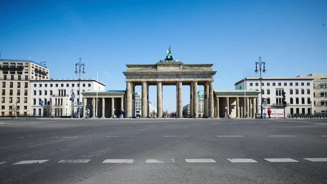 Selbst zur Hauptverkehrszeit ist die Ebertstraße vor dem Brandenburger Tor leer.