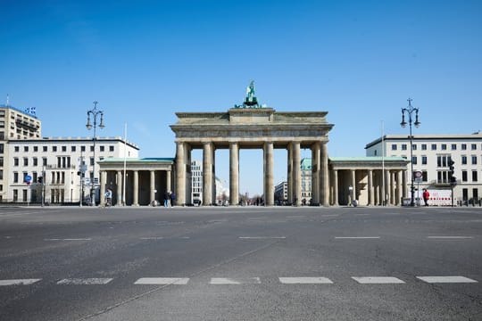Selbst zur Hauptverkehrszeit ist die Ebertstraße vor dem Brandenburger Tor leer.