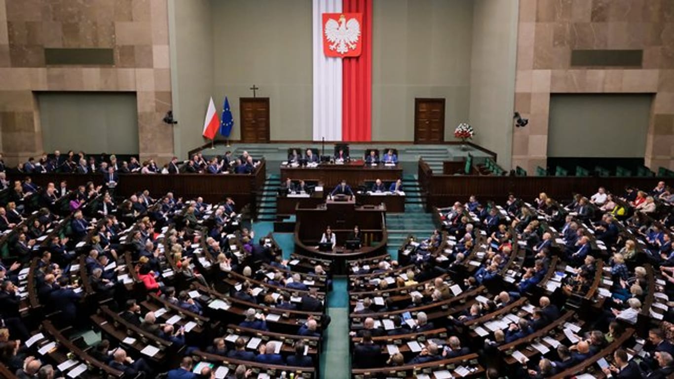 Abgeordnete nehmen an einer Sitzung des polnischen Parlaments teil.