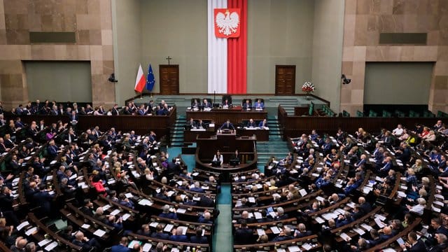 Abgeordnete nehmen an einer Sitzung des polnischen Parlaments teil. Abgeordnete nehmen an einer Sitzung des polnischen Parlaments teil.