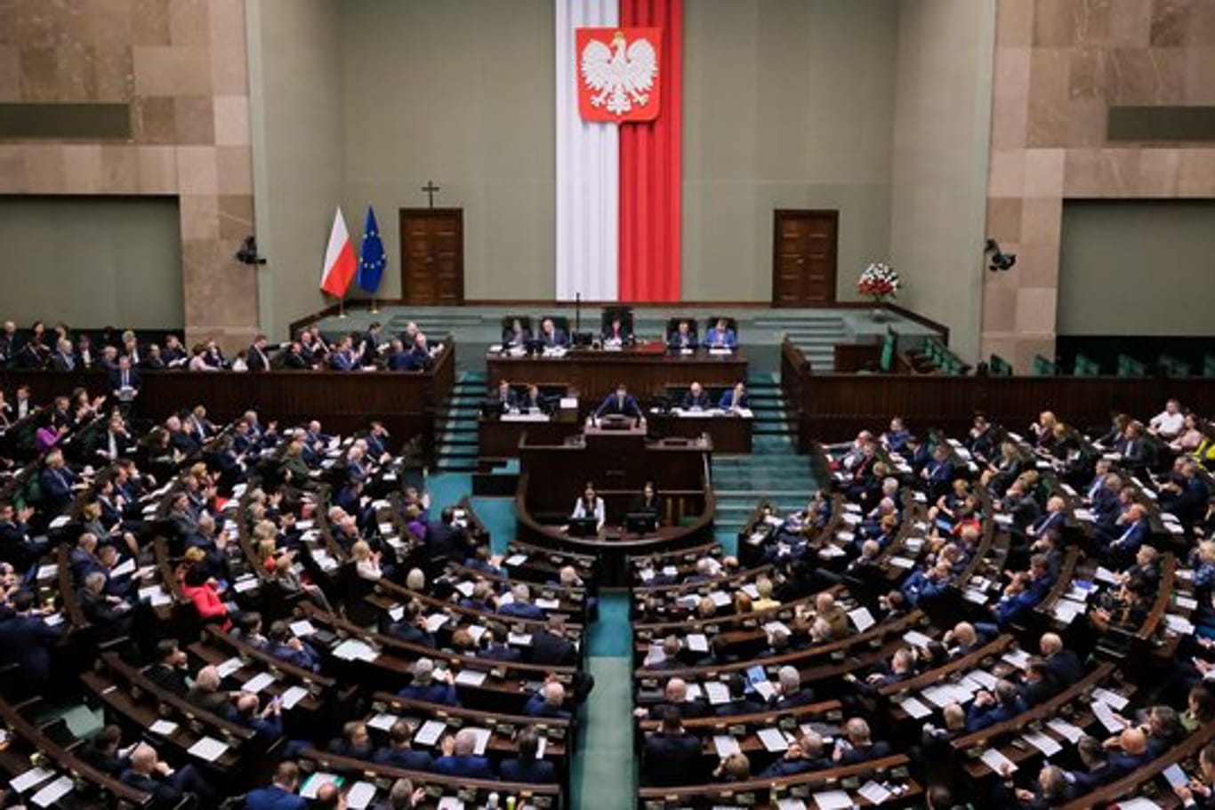Abgeordnete nehmen an einer Sitzung des polnischen Parlaments teil.