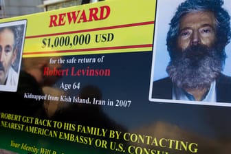 Ein FBI-Poster, dass den Ex-Agenten Robert Leveson zeigt: Der US-Bürger verschwand vor 13 Jahren.
