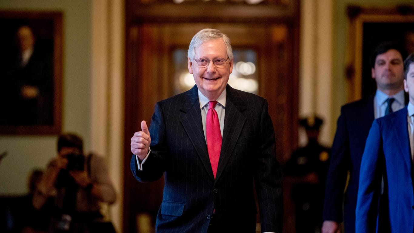 Freude bei Mitch McConnell, dem Mehrheitsführer im amerikanischen Senat: Der Senat hat das zwei Billionen starke Konjunkturpaket für die US-Wirtschaft ohne Gegenstimme verabschiedet.