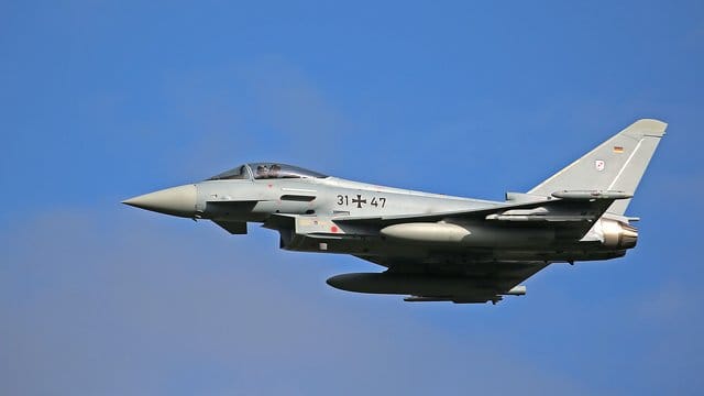 Ein Eurofighter des Taktischen Luftwaffengeschwarder 31 fliegt eine Übung. Ein Eurofighter des Taktischen Luftwaffengeschwarder 31 fliegt eine Übung.
