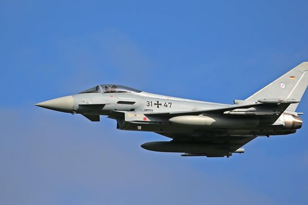 Ein Eurofighter des Taktischen Luftwaffengeschwarder 31 fliegt eine Übung.