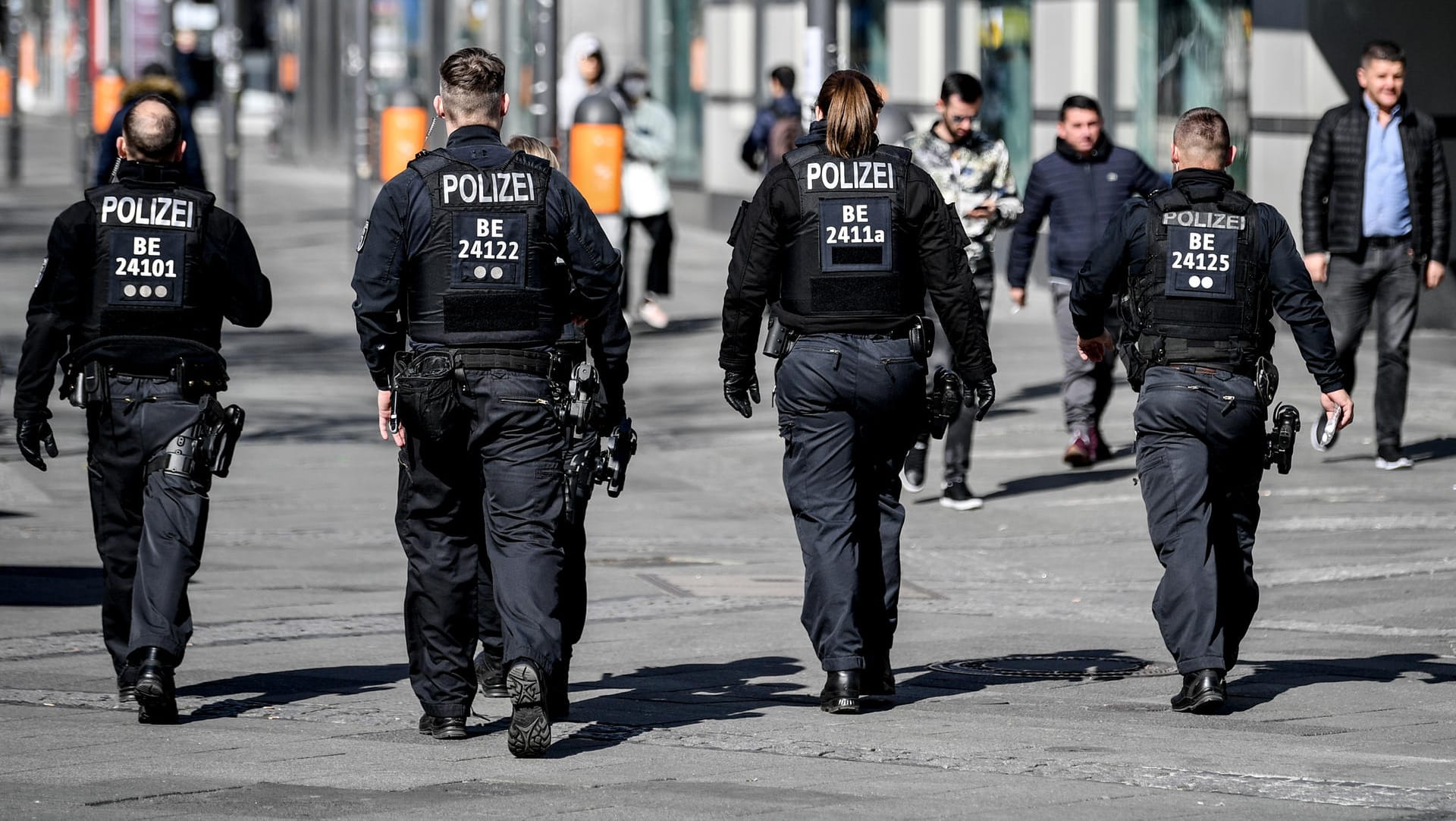 Polizisten gehen durch die Fußgängerzone Wilmersdorfer Straße: Die Akzeptanz des Maßnahmenkatalogs ist riesig: 88 Prozent der Befragten sind damit einverstanden. Polizisten gehen durch die Fußgängerzone Wilmersdorfer Straße: Die Akzeptanz des Maßnahmenkatalogs ist riesig: 88 Prozent der Befragten sind damit einverstanden.
