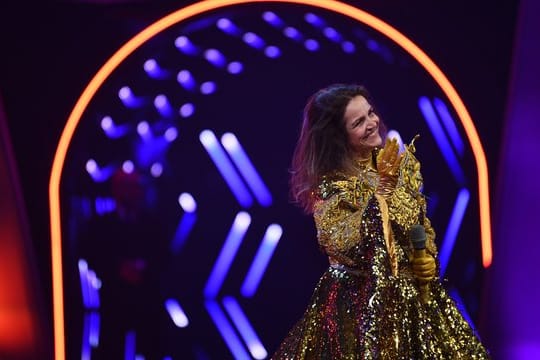 Rebecca Immanuel, Schauspielerin, steht als enttarnte Figur "Die Göttin" auf der Bühne.