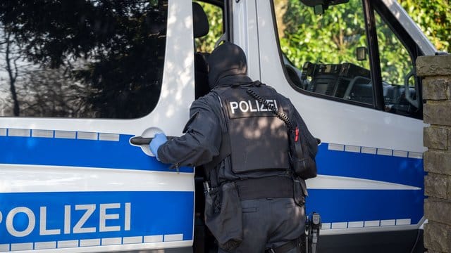 Ein Polizist während der Razzia in Gummersbach in der vergangenen Woche. Ein Polizist während der Razzia in Gummersbach in der vergangenen Woche.