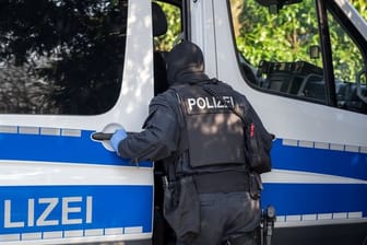 Ein Polizist während der Razzia in Gummersbach in der vergangenen Woche.