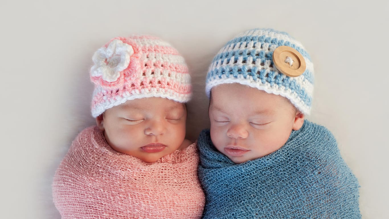 Ein fünf Wochen altes Zwillingspärchen: Ob es ein Junge oder ein Mädchen wird, können Eltern aktiv kaum beeinflussen.