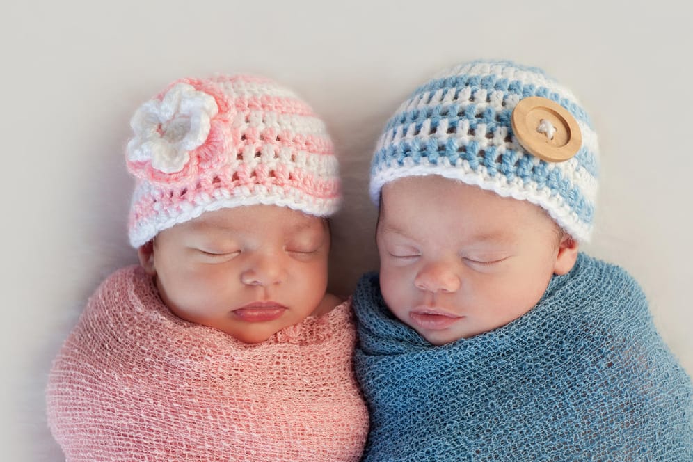 Ein fünf Wochen altes Zwillingspärchen: Ob es ein Junge oder ein Mädchen wird, können Eltern aktiv kaum beeinflussen.