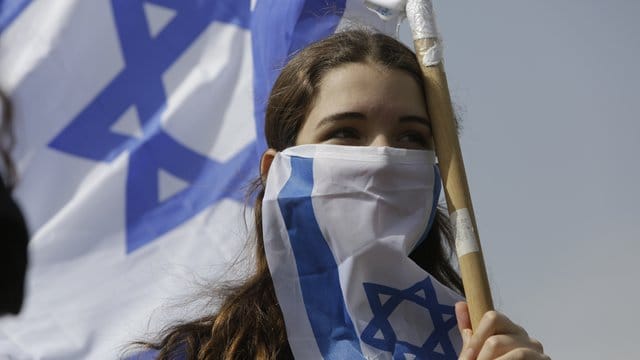 Eine junge Frau Anfang der Woche während eines Protests gegen Ministerpräsident Netanjahu in Jerusalem. Eine junge Frau Anfang der Woche während eines Protests gegen Ministerpräsident Netanjahu in Jerusalem.