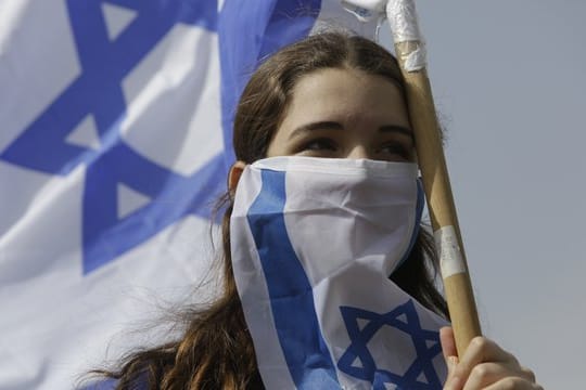 Eine junge Frau Anfang der Woche während eines Protests gegen Ministerpräsident Netanjahu in Jerusalem.