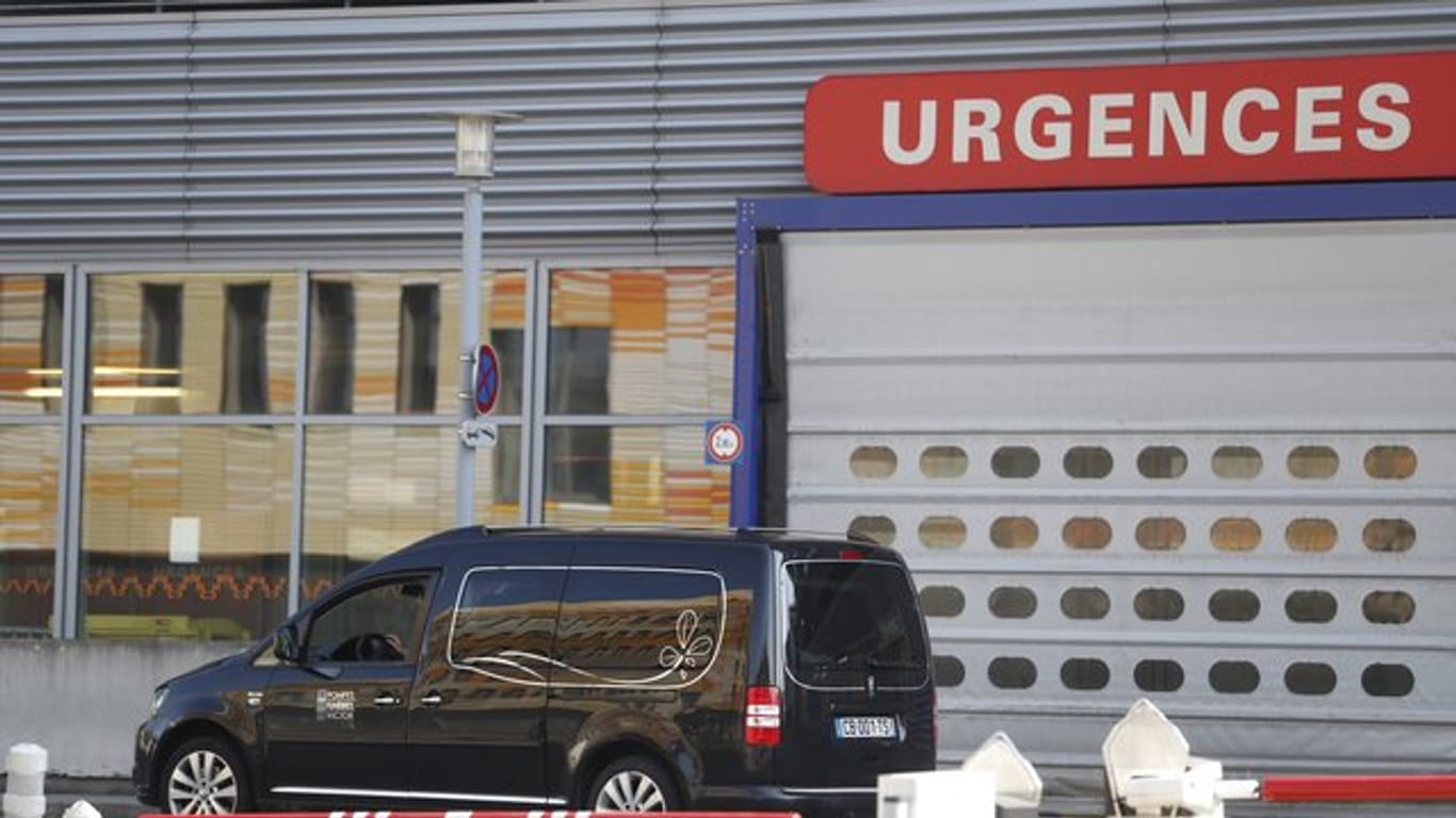 Ein Leichenwagen vor dem Notdienst eines Krankenhauses in Straßburg.