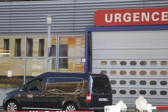 Ein Leichenwagen vor dem Notdienst eines Krankenhauses in Straßburg.